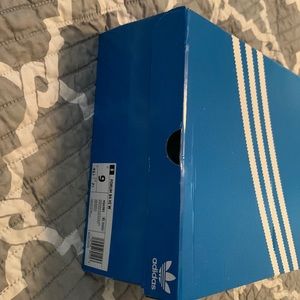 Unisex adidas sneakers